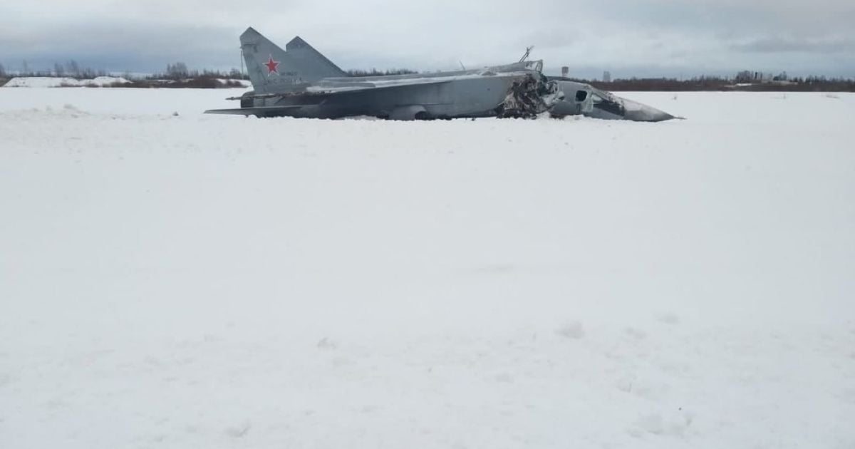 В России во время взлета развалился военный самолет: отпала носовая часть и кабина пилота (фото)