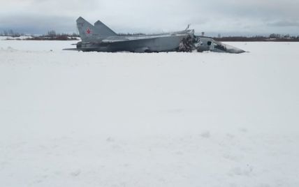 У Росії під час зльоту розвалився військовий літак: відпала носова частина і кабіна пілота (фото)