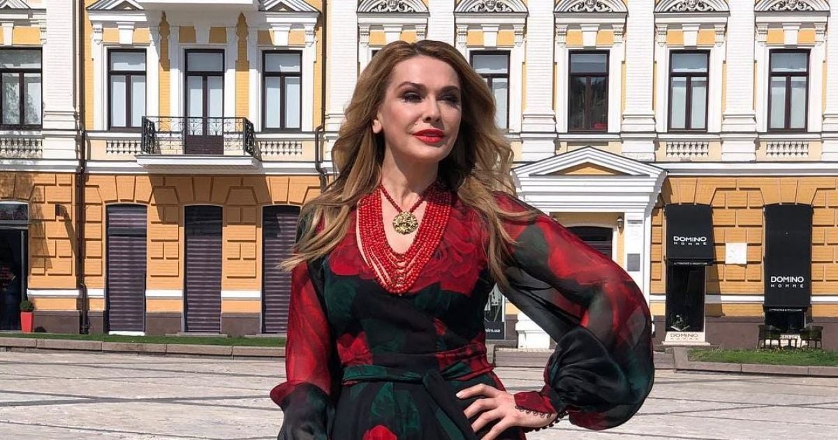 Ольга Сумская в красочном наряде посветила ножкой и поразмыслила о языковом законе