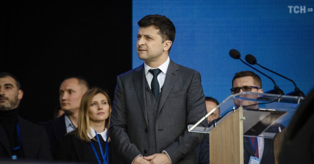 Украинские дипломаты требуют извинений от чешского издания за "отвратительный" материал о Зеленском