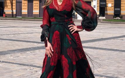 Ольга Сумська у барвистому вбранні посвітила ніжкою та помізкувала про мовний закон