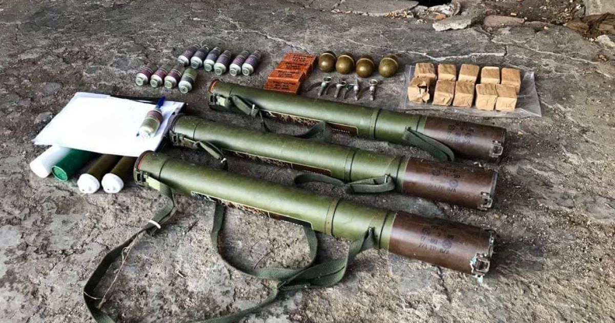 На Донеччині військові знайшли схованку з гранатометами у підвалі житлового будинку