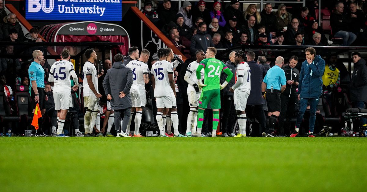 Том Лок'єр знепритомнів під час матчу "Борнмут" – "Лутон" / Фото: facebook.com/LutonTown