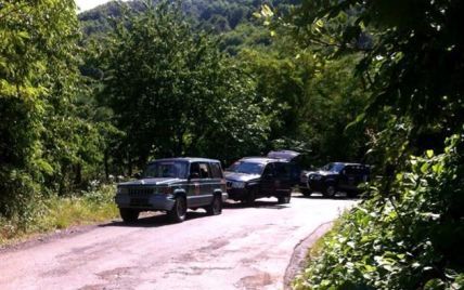 Силовики КРАЗами и ЗИЛами заблокировали дорогу на Мукачево