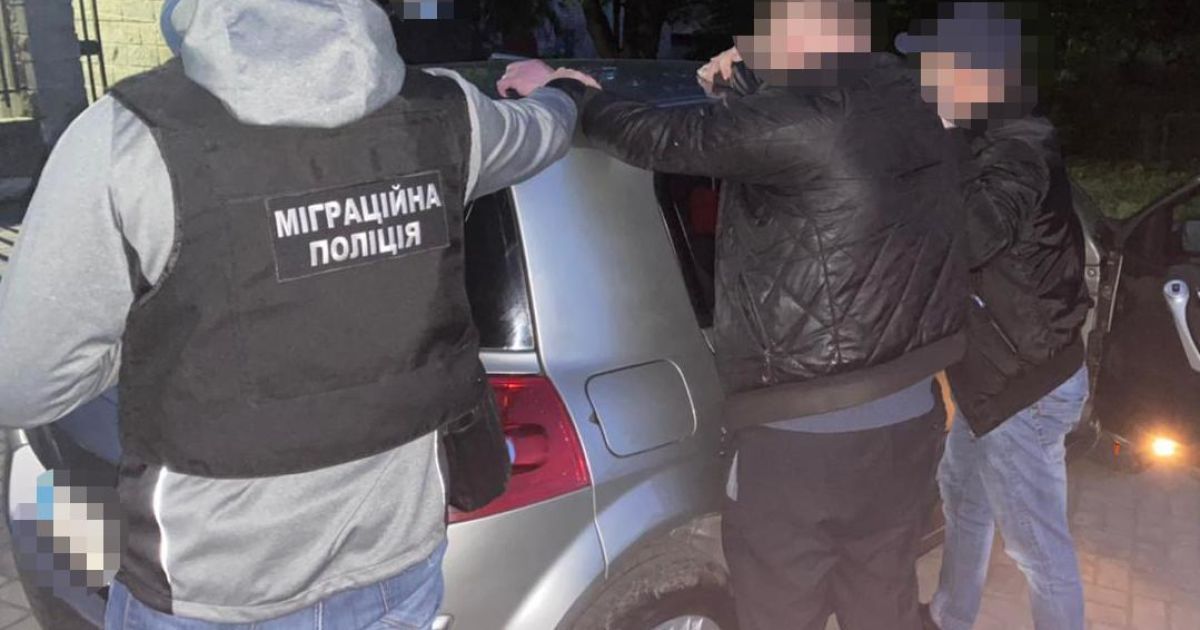 Шукав клієнтів та організовував зустрічі: у Луцьку лікар-гінеколог "підпрацьовував" сутенером (фото)
