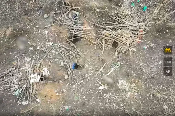 Три окопи на передовій, де було вбито Віталія Ходнюка, зняті українським дроном невдовзі після операції. / © BBC