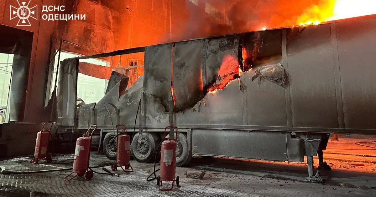 Охоплена вогнем вантажівка «Нової пошти»