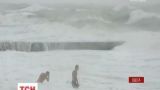 Море по коліно: в Одесі двоє відчайдухів купалися під час шторму