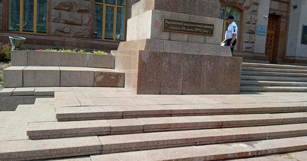 У Києві невідомий облив червоною фарбою сходи та постамент біля КМДА