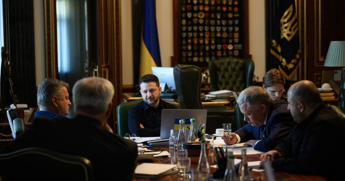 Президент України Володимир Зеленський під час телефонної розмови з прем’єр-міністром Польщі Дональдом Туском