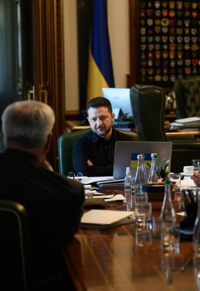 Президент України Володимир Зеленський під час телефонної розмови з прем’єр-міністром Польщі Дональдом Туском