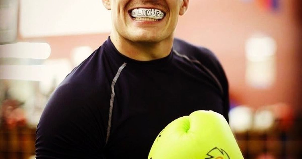 Глубокое погружение: боксер Усик показал, как ныряет в воду без рук