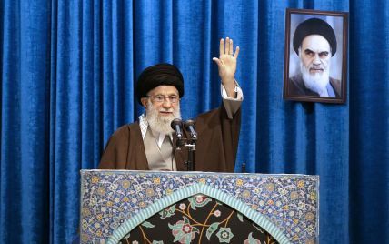 Верховный лидер Ирана впервые за много лет провел молитву. Рассказал о "пощечине" США и "лакеях" в ЕС