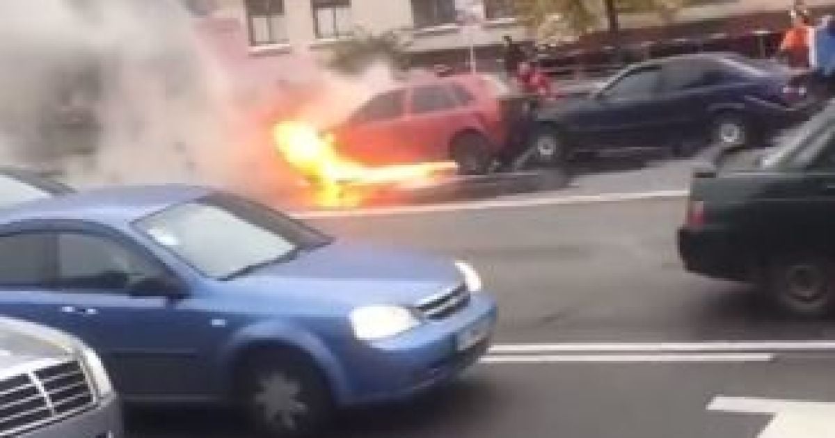 Тройное ДТП в Киеве: один из автомобилей из-за сильного удара вспыхнул