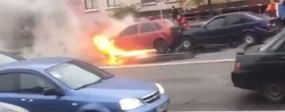 Потрійна ДТП у Києві: один із автомобілів через сильний удар спалахнув