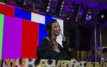 Сексуальная Надя Дорофеева в блестящем кроп-топе отыграла DJ-сет на вечеринке H&M х Moschino