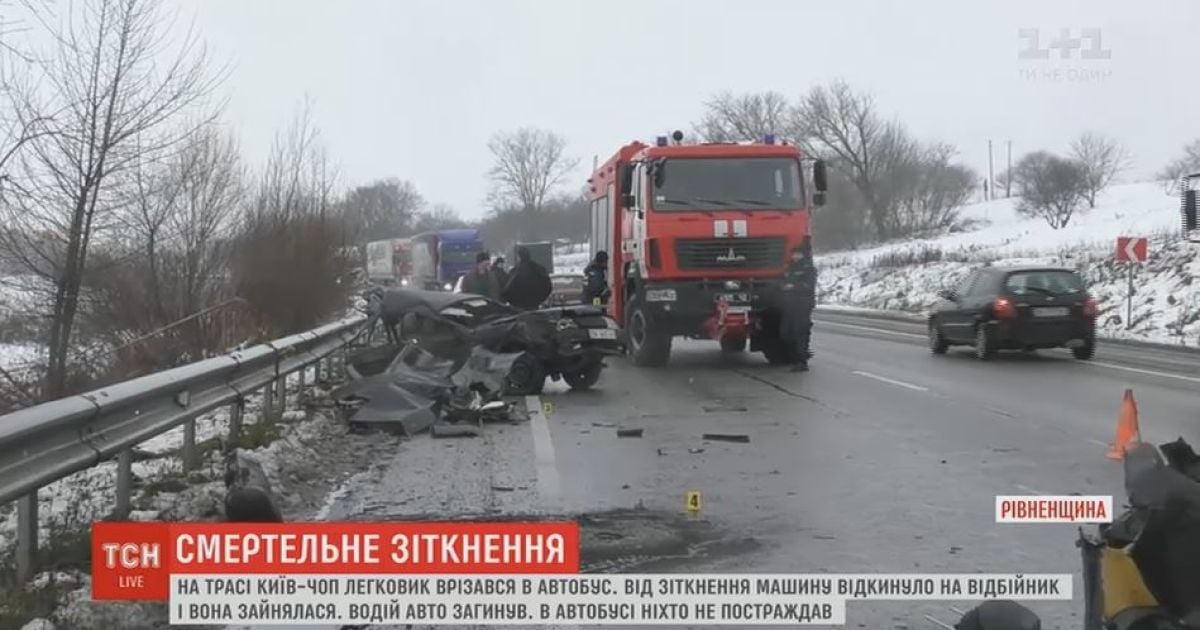 На трассе Киев-Чоп загорелся автомобиль после столкновения с автобусом