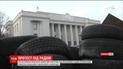 Митингующие начали укреплять ограждения вокруг палаточного городка