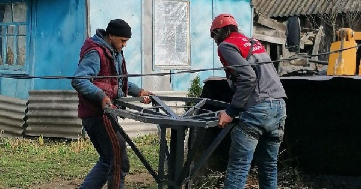 У Київській області місцеві жителі допомогли лелеці полагодити гніздо