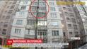 В Сумах копы спасли мужчину, который голыми руками спускался балконами с девятого этажа
