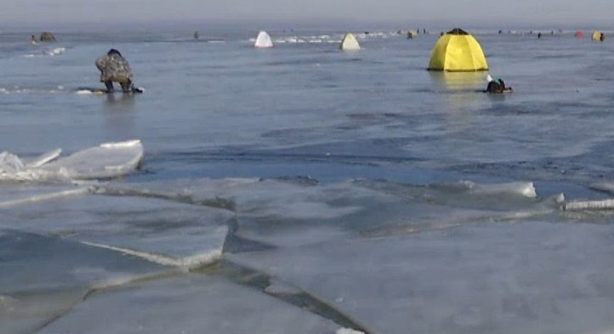 На Запоріжжі рибалки продовжують виходити на лід, попри застереження рятувальників про відлигу