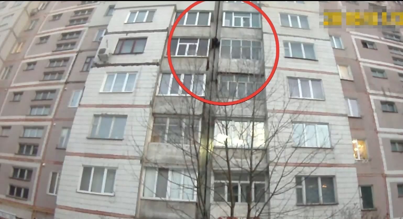 У Сумах копи врятували чоловіка, який голіруч спускався балконами з дев'ятого поверху