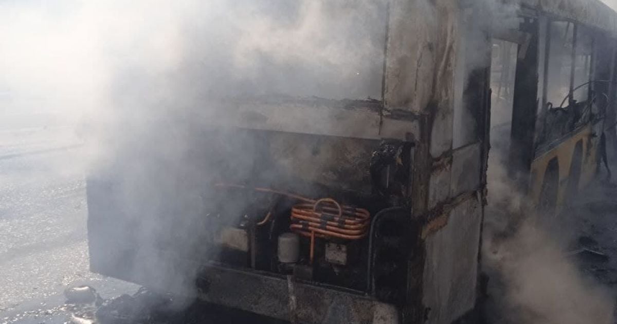 У Києві посеред дороги спалахнув комунальний автобус: він вщент вигорів