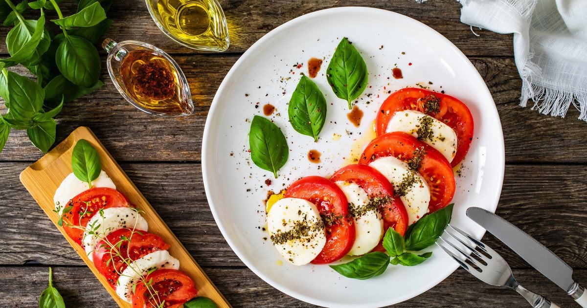 Салат з помідорів сиру та базиліка