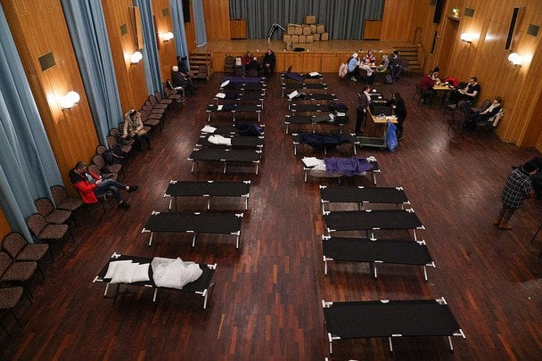 Пункт помощи районного управления Штеглиц-Целендорф во время отключения электроэнергии в Берлине / © Getty Images