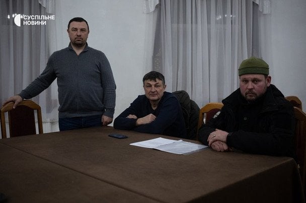 Депутат Корсунь-Шевченковского горсовета Виталий Сторожук (слева) с помощником и их знакомым ветераном / © Суспільне