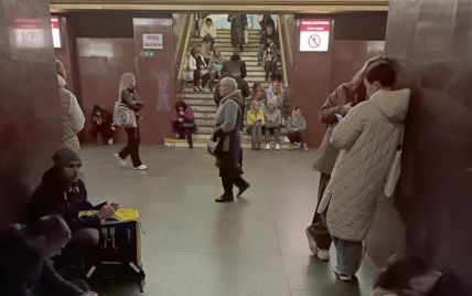 Киевляне просят установить скамейки на станциях метро: часами сидят на полу во время тревоги (фото)