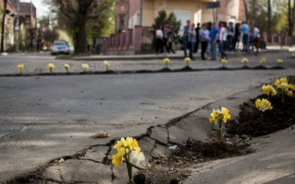 Клумбы вместо ям. В Черновцах борются с ухабами на дорогах цветами