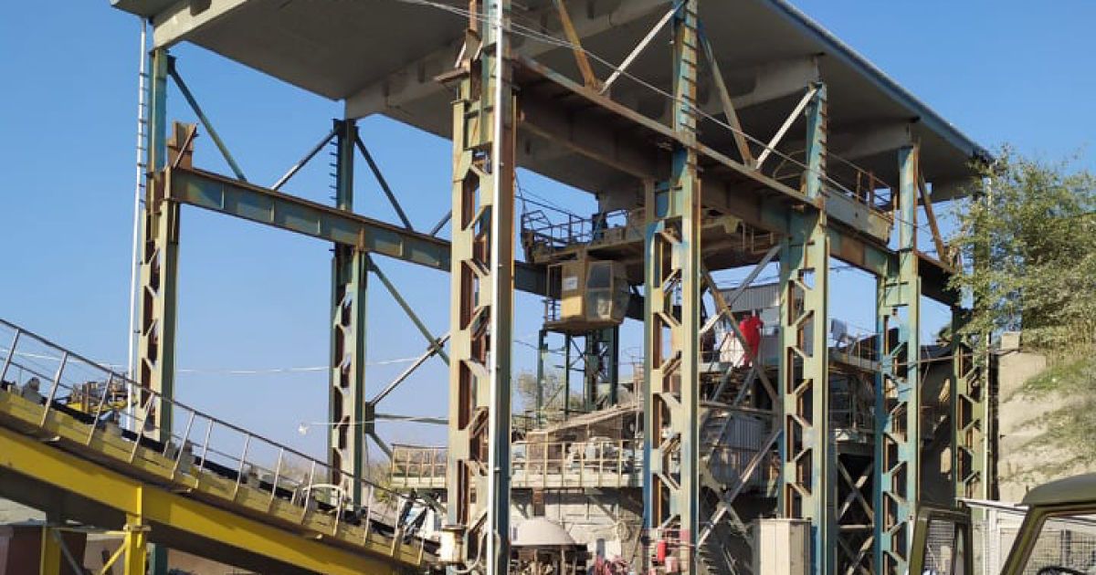 В Николаевской области погиб мужчина, который упал в дробильную машину для щебня