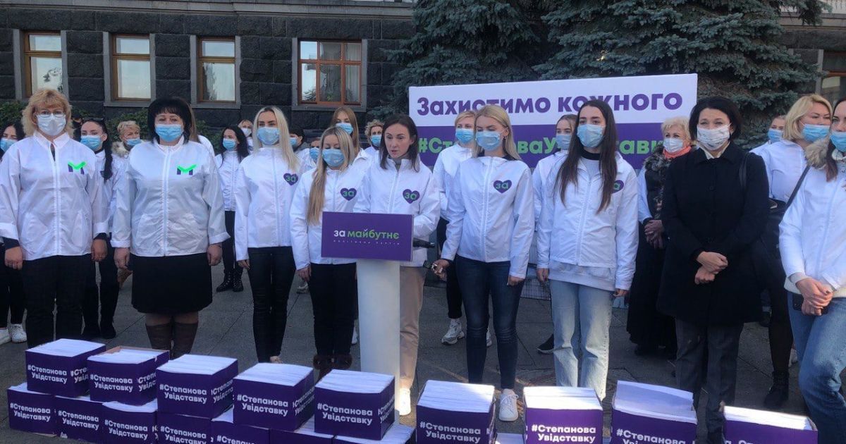 Зеленскому передали полмиллиона подписей за отставку Степанова