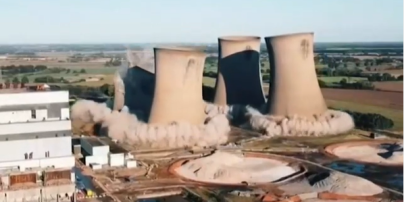 Гігантські бетонні споруди вибухнули та впали на землю: у Британії зруйнували вугільну електростанцію