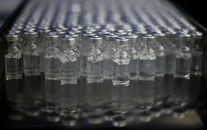 AstraZeneca хоче до осені розробити нове покоління вакцини проти британського варіанту COVID-19