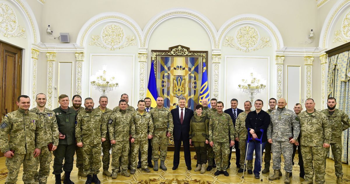 Если бы не вы, не известно как бы сложилась судьба Украины: Порошенко поздравил добровольцев с праздником