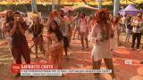 Різнокольорові та щасливі: в Індії відбувся фестиваль Холі