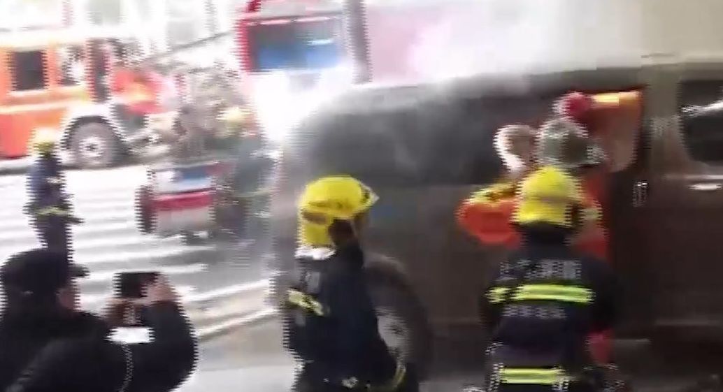 У Шанхаї більше десяти людей постраждали під час наїзду водія, який курив за кермом
