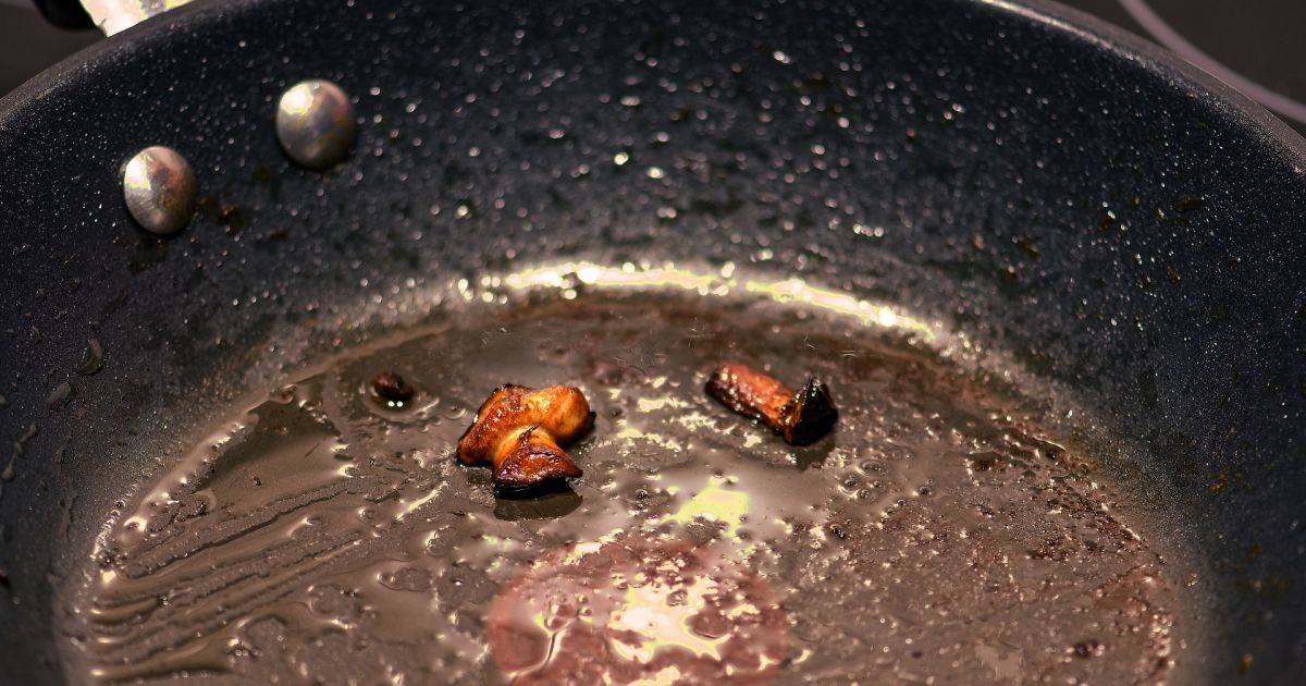 Як мити жирну сковорідку — чому не гарячою водою