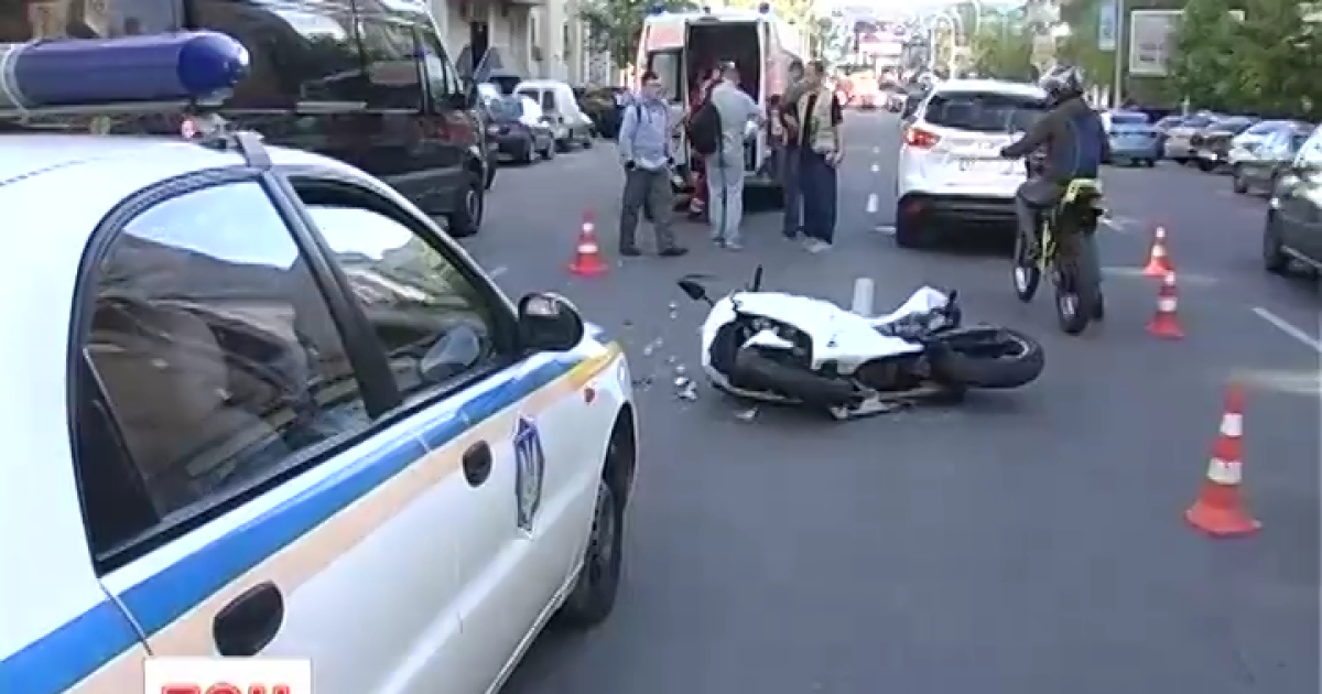 В Киеве мотоциклистка въехала во внедорожник