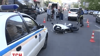 Мотоциклистка влетела во внедорожник в центре Киева