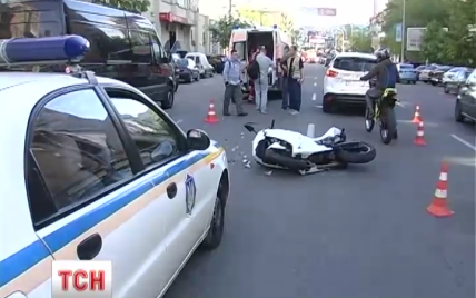 В центре Киеве мотоциклистка "завтыкала" и на скорости 80 км/ч протаранила внедорожник