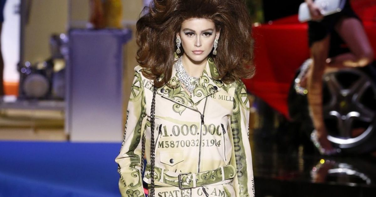 Карты, деньги и поп-арт в коллекция moschino сезона осень-зима 2019-2020