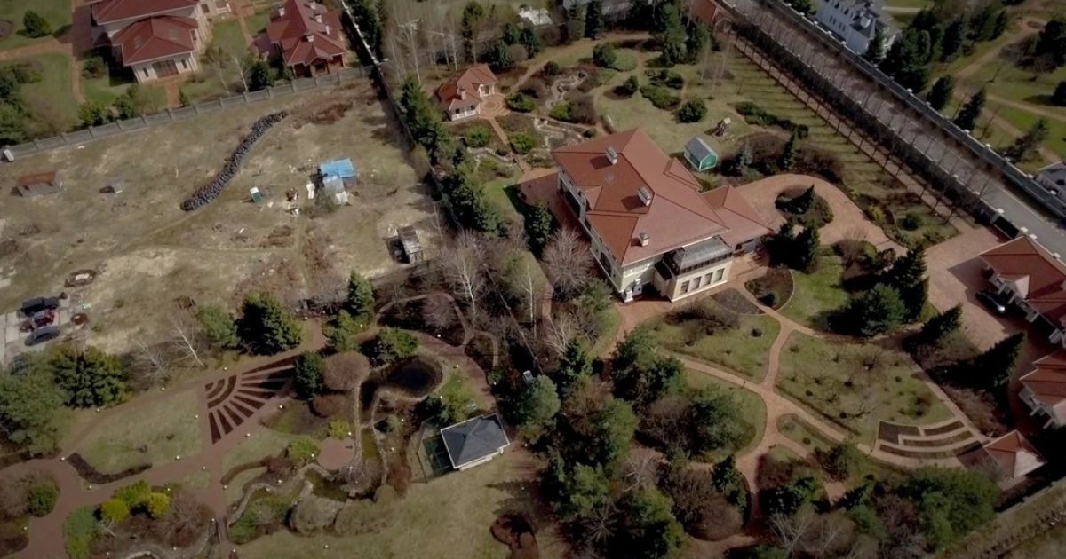 Родинний маєток за 1,5 млрд рублів. "Нова газета" знайшла розкішний дім у керівника Росгвардії
