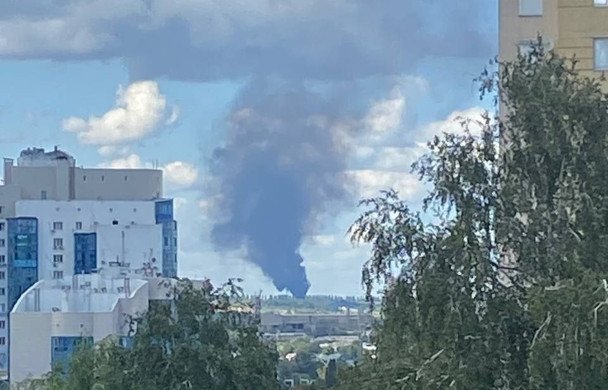 После атаки дрона в Белгороде поднялись клубы дыма над аэродромом : видео