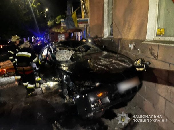 ДТП у Запоріжжі. Автівка влетіла у будинок / © Національна поліція України