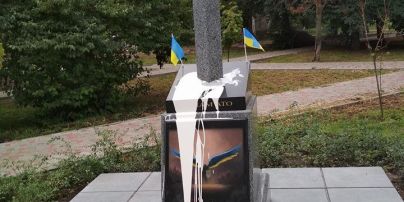 В Киеве облили краской памятник героям АТО в виде меча, что пронизывает Россию