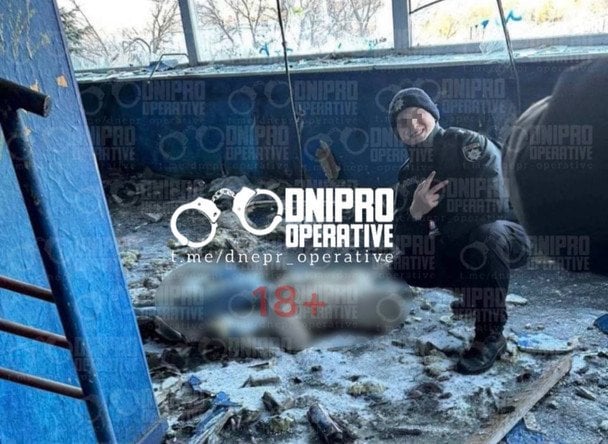 Фото курсанта з тілом загиблої. Фото із соцмереж.  / © із соцмереж