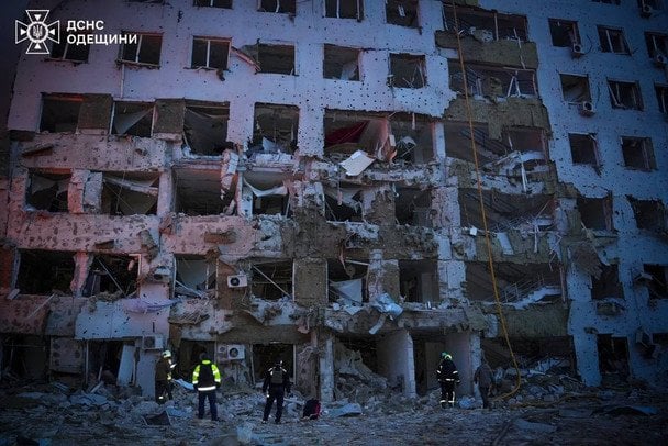 РФ вгатила по житловому будинку в Одесі - вісім загиблих. / © ДСНС